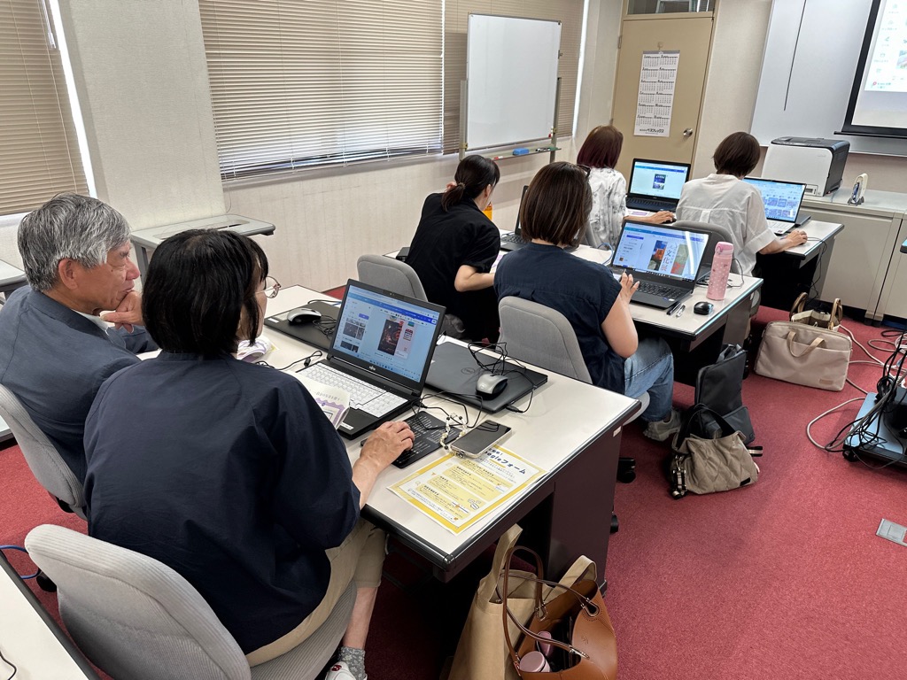 作業に取り組む館長・主事